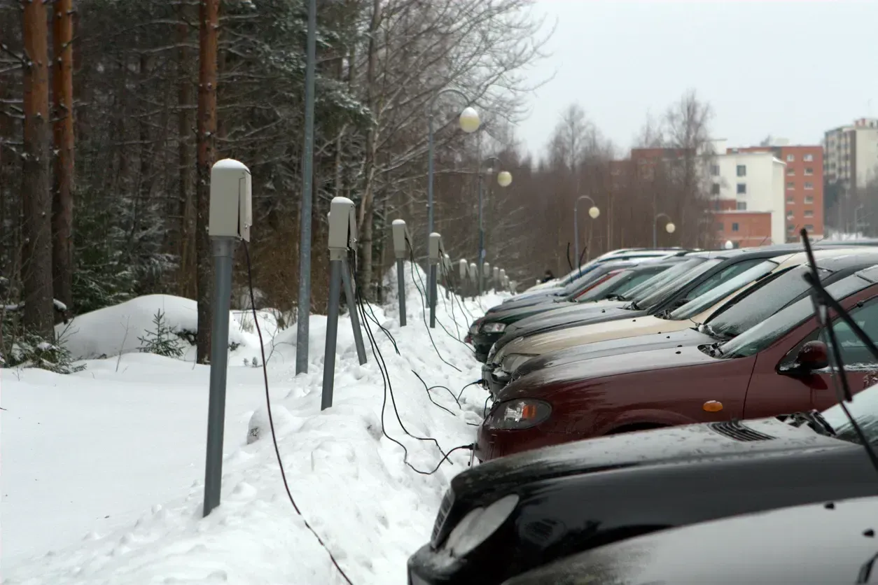 Lumisia autoja parkkipaikalla talvella